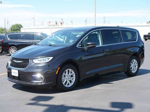 Used 2023 Chrysler Pacifica Touring-L FWD image 2