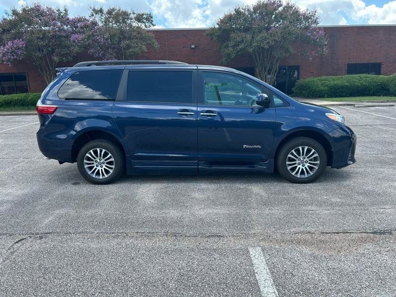 Used 2020 Toyota Sienna XLE w/ XLE Navigation Package FWD image 33
