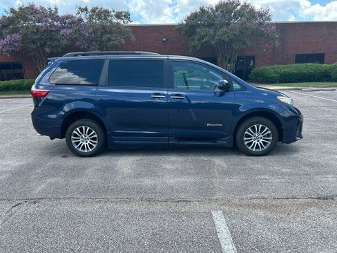 Used 2020 Toyota Sienna XLE w/ XLE Navigation Package image 33