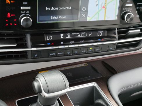 Certified 2022 Toyota Sienna XLE w/ XLE Plus Package FWD image 23