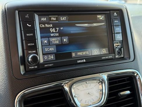 Certified 2016 Chrysler Town & Country Touring FWD image 21