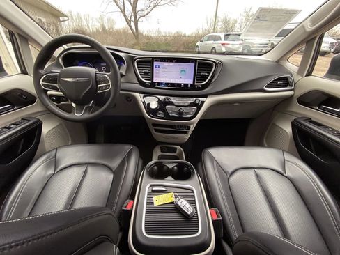 Used 2023 Chrysler Pacifica Touring-L FWD image 14