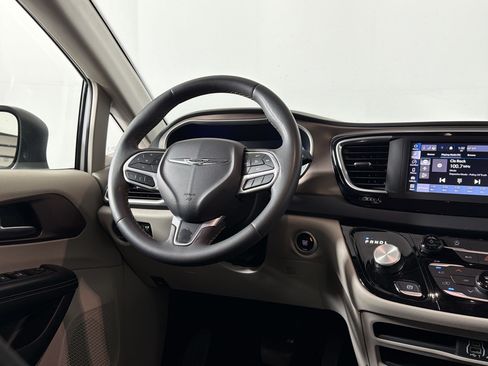 Used 2023 Chrysler Voyager LX FWD image 26