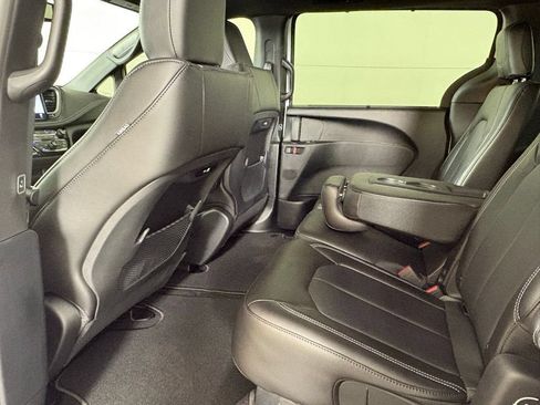 New 2026 Chrysler Pacifica Select FWD image 34