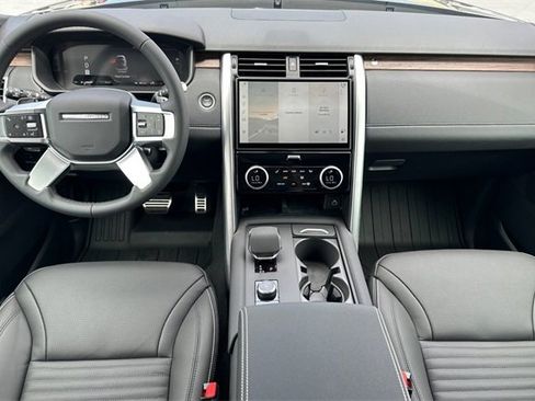 New 2025 Land Rover Discovery Dynamic SE image 12