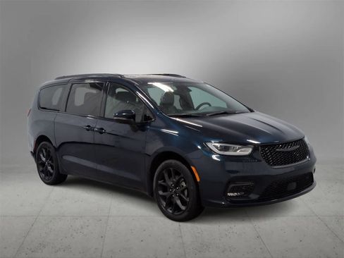 Certified 2023 Chrysler Pacifica Touring-L w/ S Appearance Package image 2