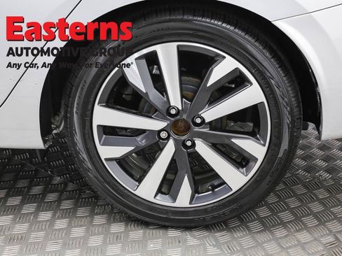 Used 2020 Nissan Versa SR w/ Convenience Package image 32