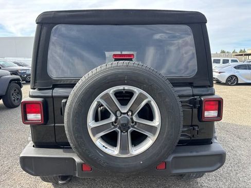 Used 2022 Jeep Wrangler Unlimited Sahara AWD/4WD image 6