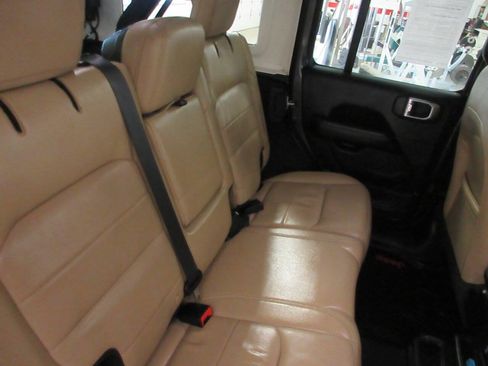 Used 2018 Jeep Wrangler Unlimited Sahara w/ LED Lighting Group AWD/4WD image 20