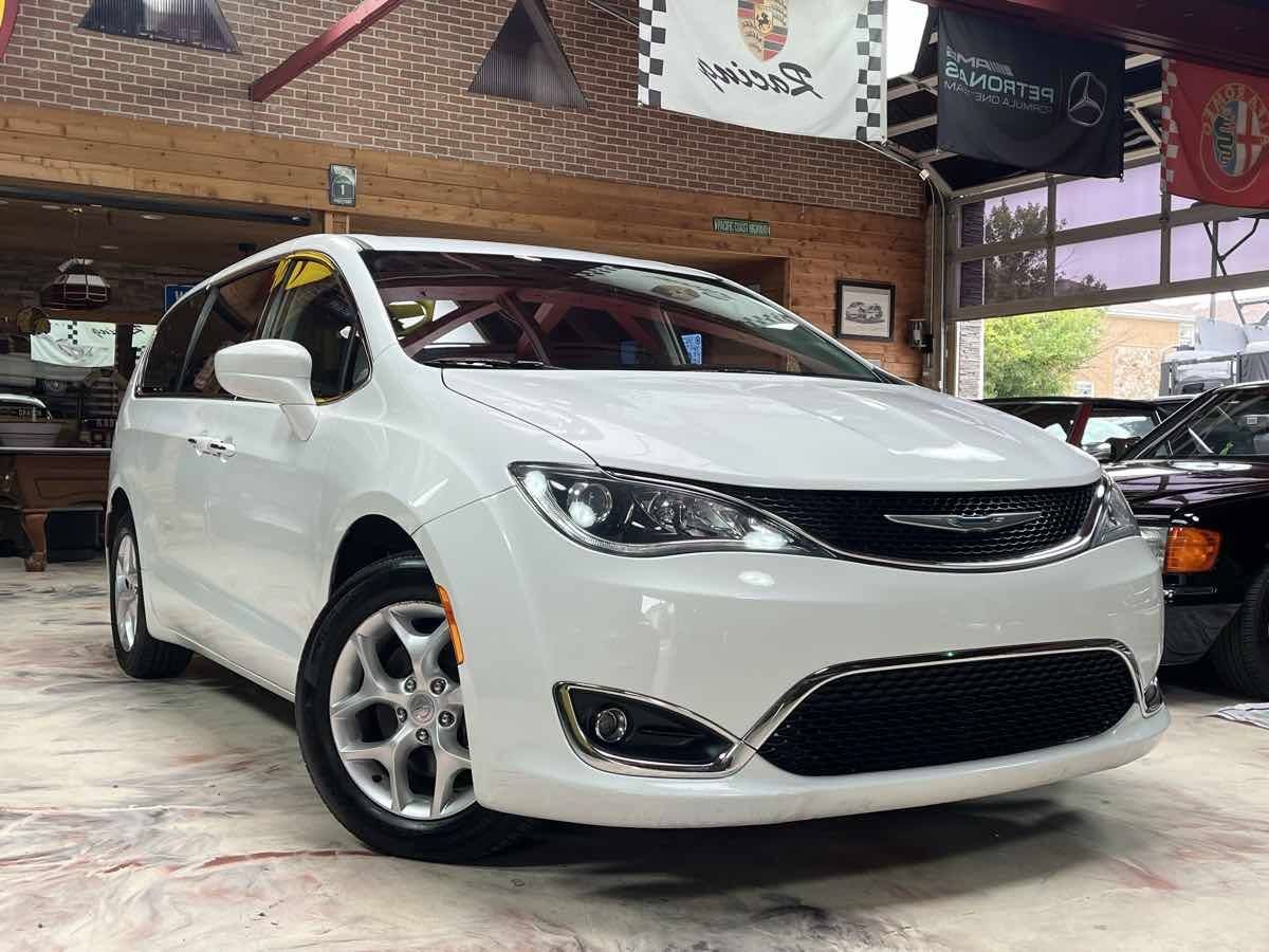 Used 2018 Chrysler Pacifica Touring Plus w/ Tire & Wheel Group FWD image 4