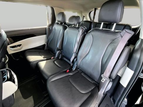 Used 2024 Kia Carnival EX FWD image 21
