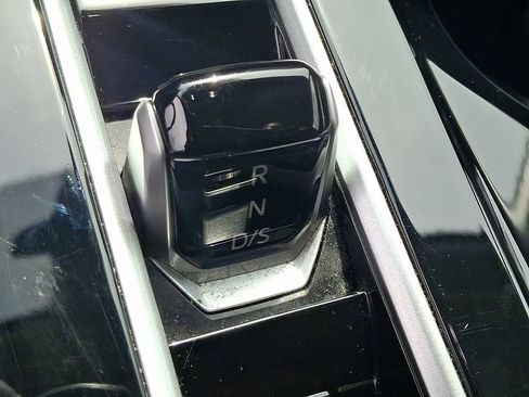 Used 2025 Volkswagen Atlas SE image 16