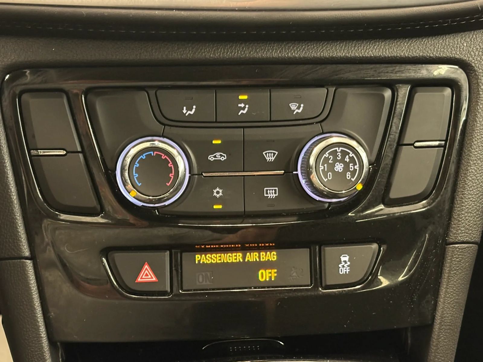 Used 2022 Buick Encore Preferred AWD/4WD image 42