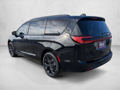 Used 2026 Chrysler Pacifica Limited w/ Uconnect Theater Family Group image 8