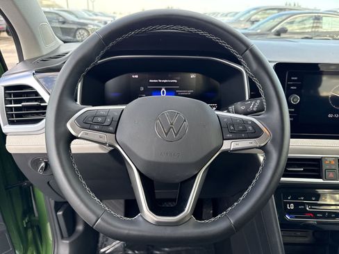 Used 2025 Volkswagen Taos SE FWD image 15