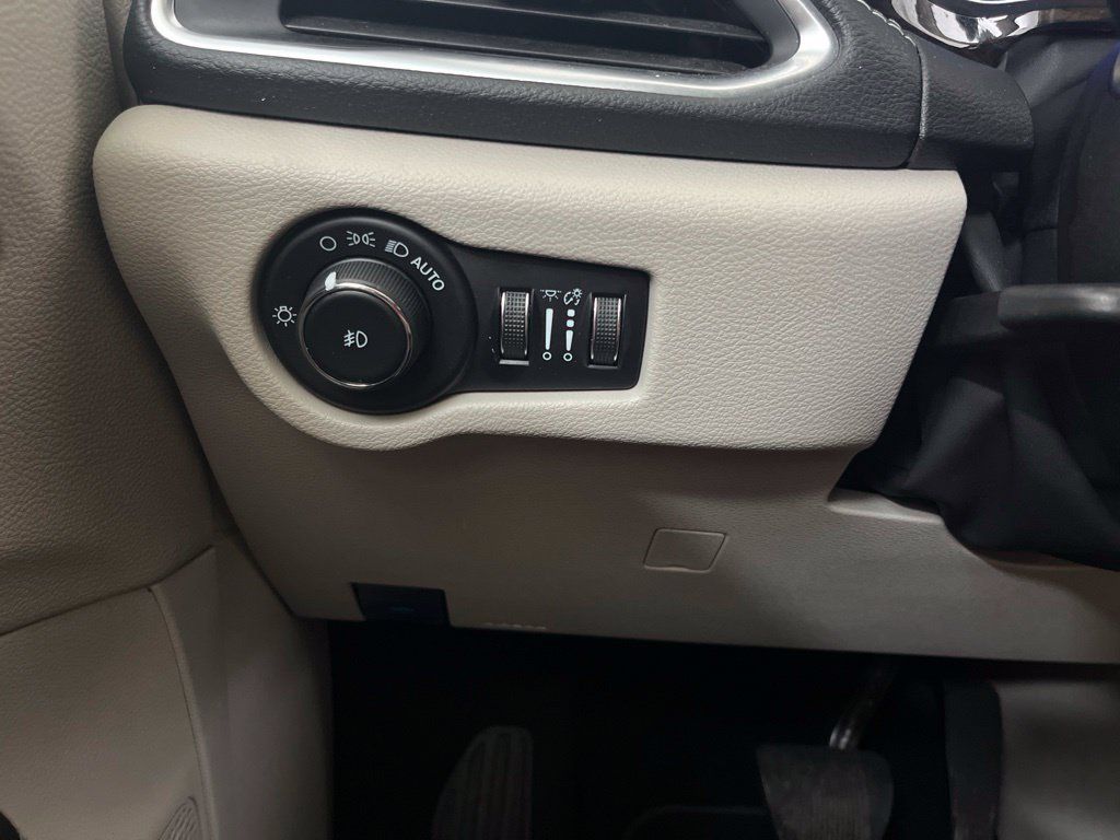 Used 2023 Chrysler Pacifica Limited FWD image 56