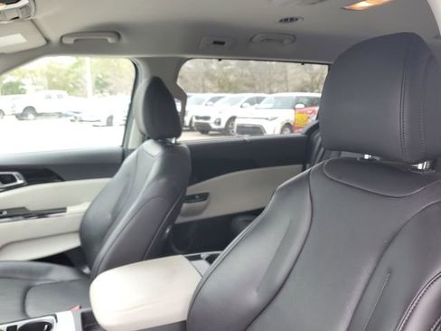 Certified 2024 Kia Carnival EX image 15