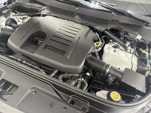 Used 2023 Land Rover Discovery Metropolitan Edition image 28