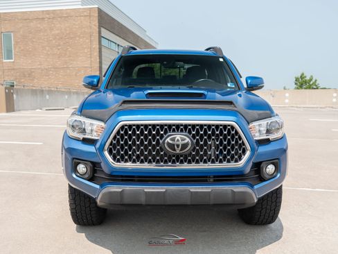 Used 2018 Toyota Tacoma TRD Sport AWD/4WD image 2