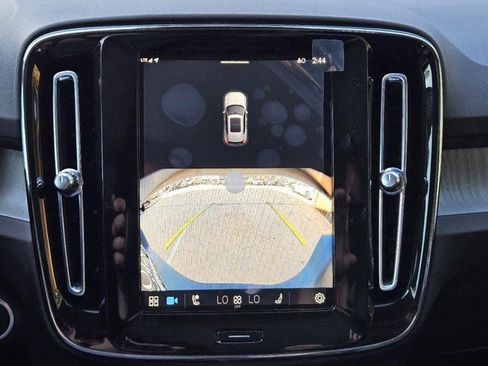 Certified 2025 Volvo XC40 B5 Core w/ Protection Package Premier image 15