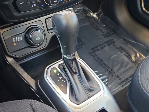 Used 2022 Jeep Renegade Latitude w/ Convenience Group image 29