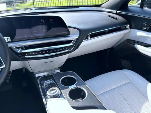 Certified 2024 Cadillac Lyriq Luxury AWD/4WD image 21