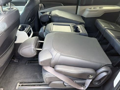 Used 2023 Kia Carnival LX FWD image 23