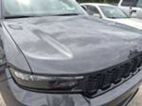 Used 2024 Jeep Grand Cherokee Altitude AWD/4WD image 8