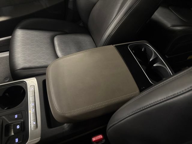 Used 2025 Kia Carnival FWD image 25