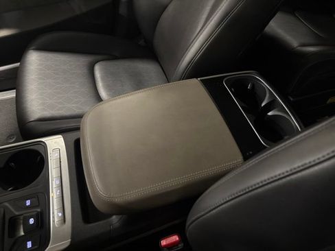 Used 2025 Kia Carnival FWD image 25