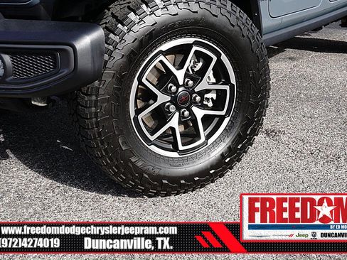 Certified 2025 Jeep Gladiator Rubicon w/ Convenience Group AWD/4WD image 8