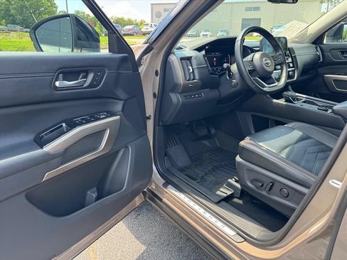 Used 2023 Nissan Pathfinder Platinum AWD/4WD image 16