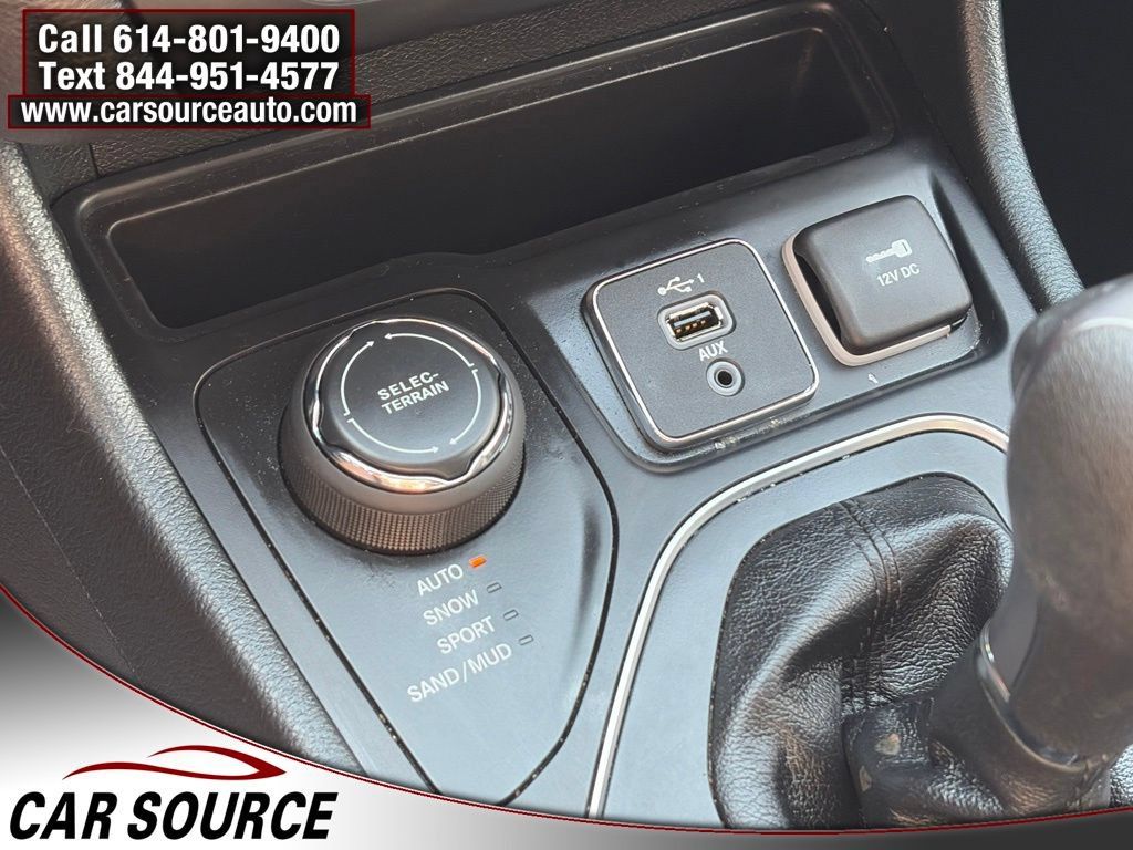 Used 2019 Jeep Cherokee Latitude w/ Popular Appearance Group AWD/4WD image 21