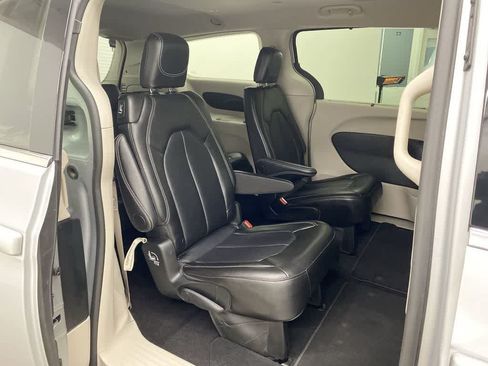 Used 2024 Chrysler Pacifica Touring-L FWD image 17