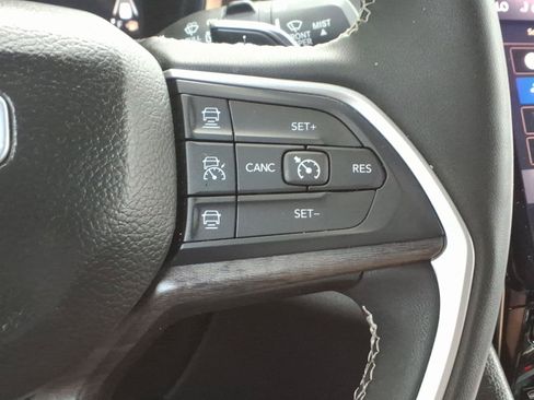 Used 2023 Jeep Grand Cherokee Limited w/ Black Appearance Package AWD/4WD image 15