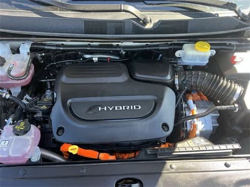 Used 2021 Chrysler Pacifica Limited w/ Uconnect Theater Family Group image 10