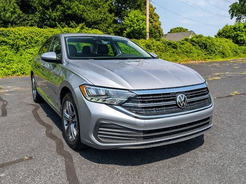 Used 2024 Volkswagen Jetta SE FWD image 3