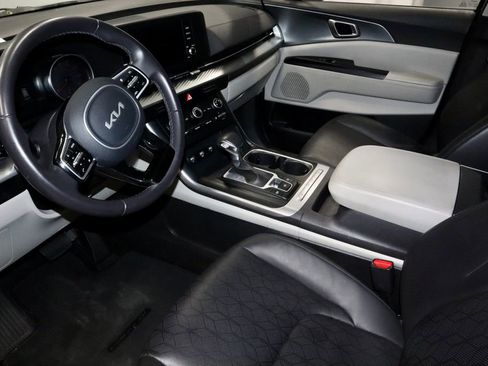 Used 2024 Kia Carnival LX image 24