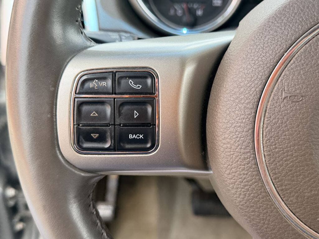 Used 2012 Jeep Grand Cherokee Laredo w/ Laredo E Group AWD/4WD image 15