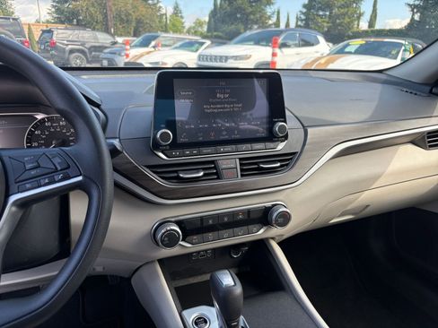 Used 2025 Nissan Altima 2.5 SV FWD image 17