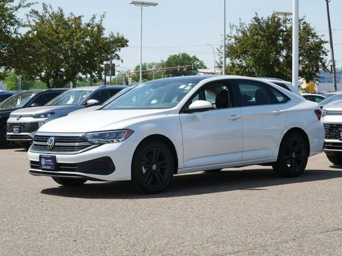 Certified 2023 Volkswagen Jetta SE w/ Panoramic Sunroof Package FWD image 3