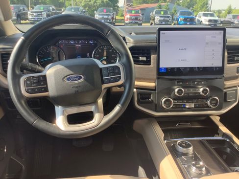 Used 2024 Ford Expedition Limited image 8