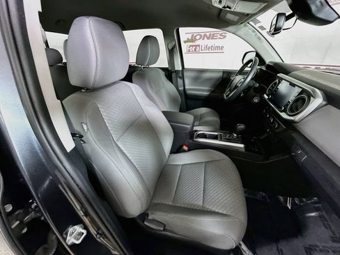 Certified 2021 Toyota Tacoma SR5 AWD/4WD image 31