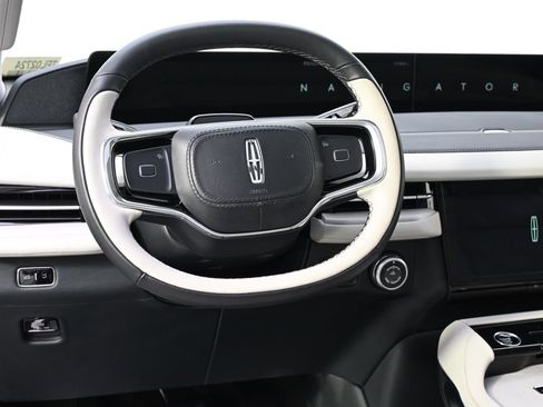 New 2026 Lincoln Navigator Reserve w/ Jet Appearance Package AWD/4WD image 12