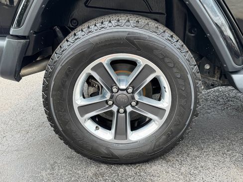 Used 2018 Jeep Wrangler Unlimited Sahara w/ Dual Top Group AWD/4WD image 11