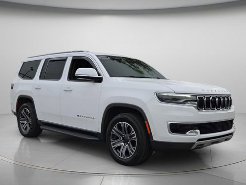 Used 2022 Jeep Wagoneer Series III w/ Flexible Seating Group AWD/4WD image 9