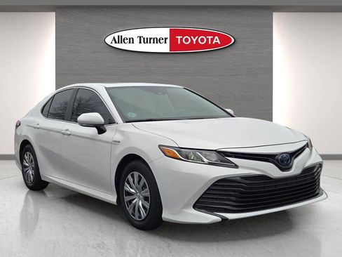 Used 2020 Toyota Camry LE image 1