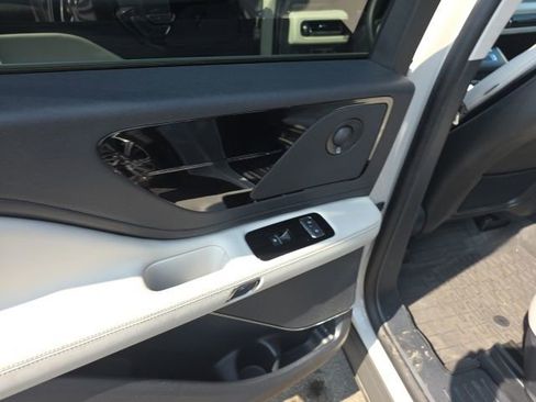 Used 2025 Lincoln Aviator AWD w/ Equipment Group 101A image 8