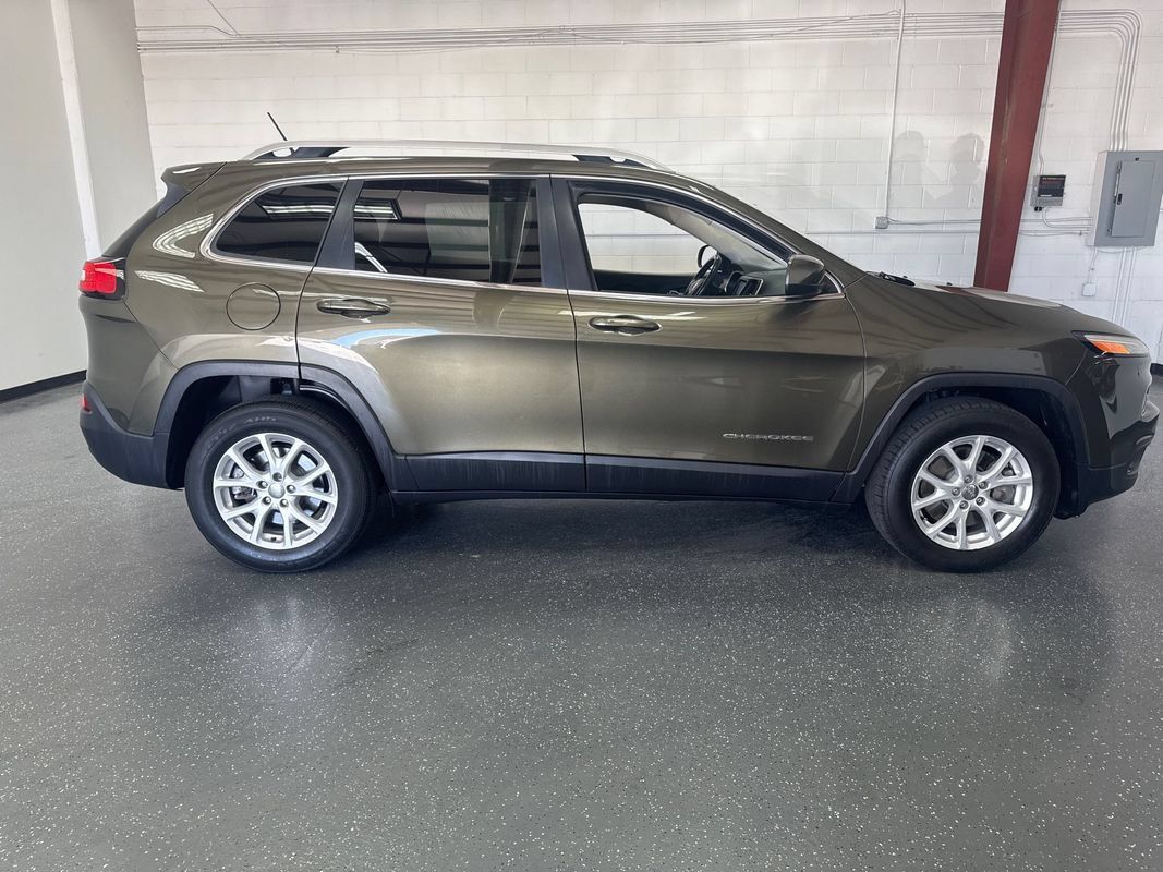 Used 2015 Jeep Cherokee Latitude AWD/4WD image 3