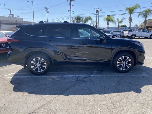 Used 2024 Toyota Highlander XLE FWD image 9